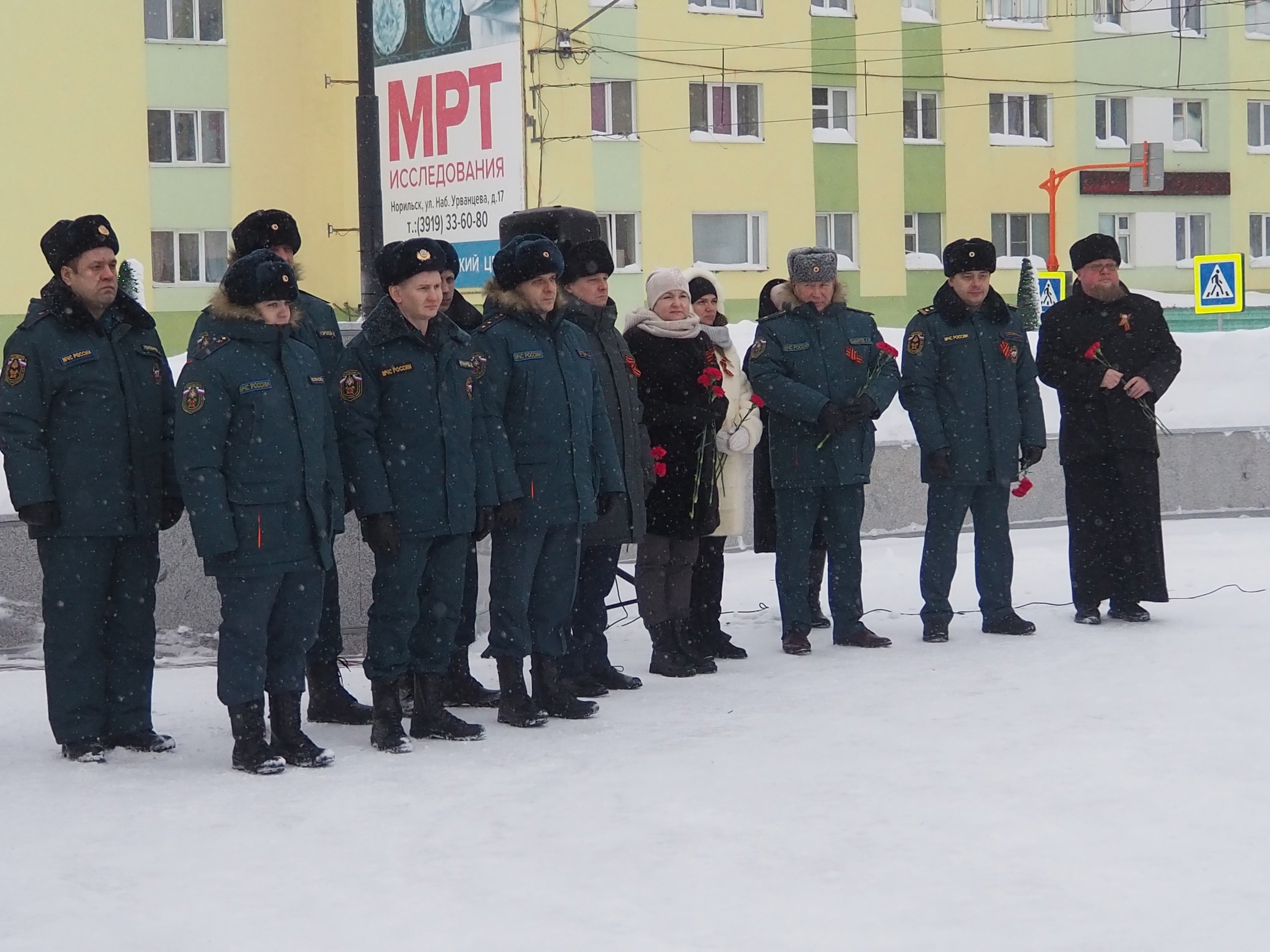 В районе Талнах прошла торжественная церемония возложения цветов к стеле  «Вечно живым» на площади Победы — КДЦ им. Вл. Высоцкого